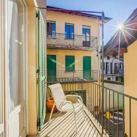 Daire La Casa Di Maddalena Stresa Centre: 2 Bed, 2 Bath, Balconies - Happy Rentals